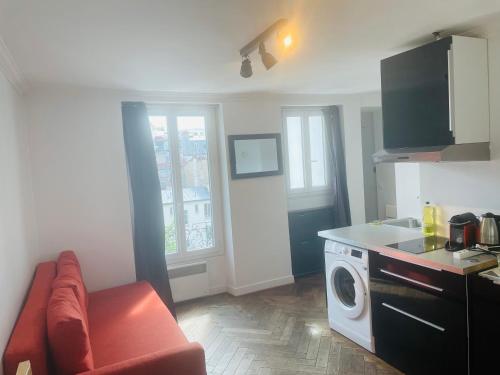 - une cuisine avec un canapé rouge et une cuisinière dans l'établissement Fantastic apartement & terrace Paris Montparnasse, à Paris
