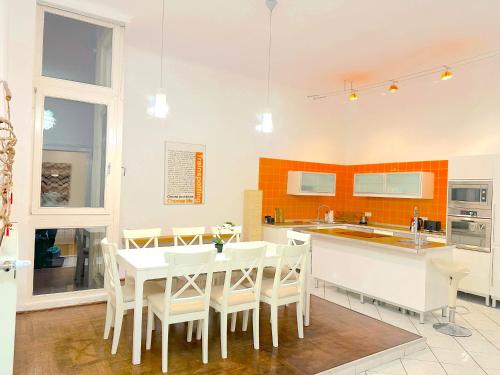 Stunning 150m2 3-bedroom with Balcony