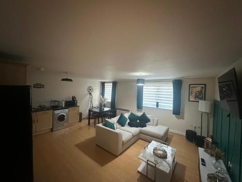 a living room with a couch and a table at stylish two bed Ipswich apartment close to the waterfront sleeps 5 perfect for contractors leisure travel stays in Ipswich