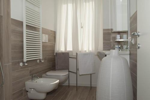 uma casa de banho com um lavatório, um WC e uma janela. em Marco Green House em Bellinzago Lombardo