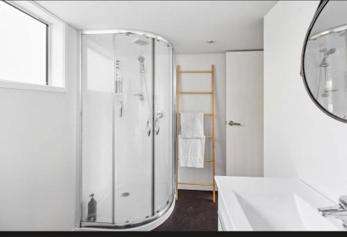 Ένα μπάνιο στο Modern spacious apartment