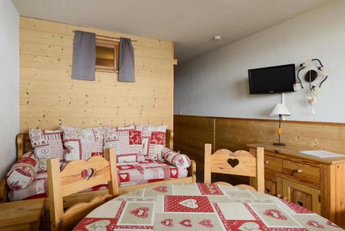 - une chambre avec une table, un lit et un canapé dans l'établissement Résidence Etoile - Studio pour 4 Personnes 094, à Aime La Plagne