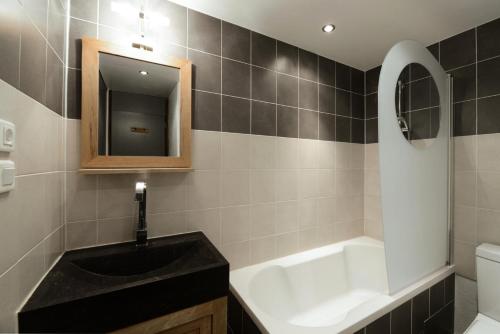 une salle de bain avec un lavabo noir et un miroir dans l'établissement Résidence Etoile - Studio pour 4 Personnes 094, à Aime La Plagne