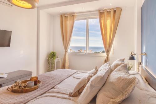 Un dormitorio con una cama grande con una ventana grande. en Apartamento Dream View Aguadulce, en Aguadulce