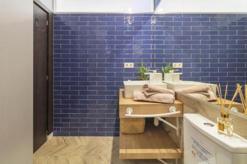 baño de azulejos azules con lavabo y bañera en Apartamento Dream View Aguadulce, en Aguadulce