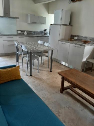 une cuisine avec une table et des chaises dans une pièce dans l'établissement Gite Vergers de Fontenay La Loire, à Lignières-de-Touraine