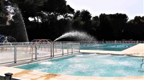 une piscine avec une fontaine à eau dans l'établissement 300 metres de la mer, à Six-Fours-les-Plages