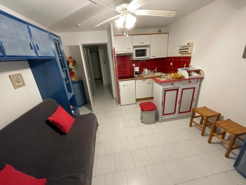 un salon avec un canapé et une cuisine dans l'établissement 300 metres de la mer, à Six-Fours-les-Plages