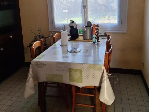 - une table de cuisine avec un chiffon de table blanc dans l'établissement Maison ALCEMA, à Carentan