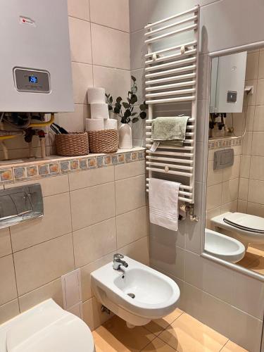 a small bathroom with a sink and a toilet at Apartament Deptak Sądecki in Nowy Sącz