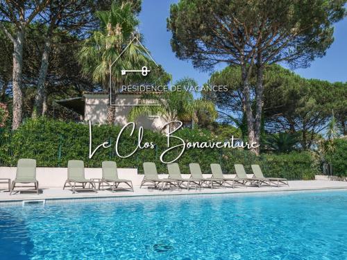 - un groupe de chaises et une piscine dans l'établissement Chant des Vagues Saint Tropez VIII, à Saint-Tropez