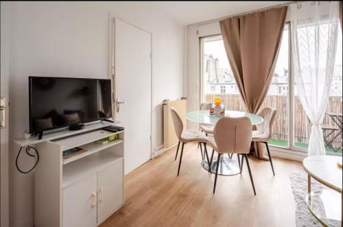10 minutes walk from the beautiful Eiffel Tower