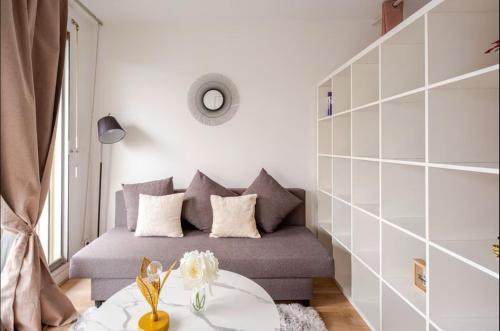 un salon avec un canapé et une table dans l'établissement appartement magnifique et confortable, à Paris