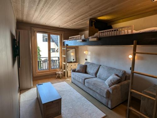 un soggiorno con divano e letto a castello di Appartement de standing Auron ad Auron