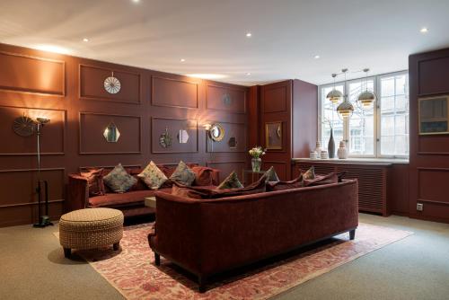 a living room with brown walls and a couch at Elite Stadshotellet Västerås in Västerås