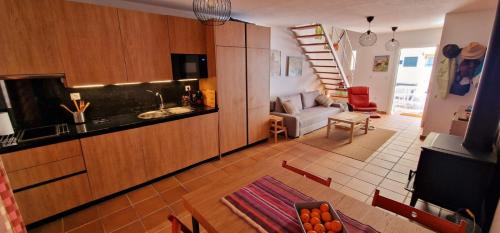 mit Blick auf eine Küche und ein Wohnzimmer in der Unterkunft Casa en El Pedroso de tres habitaciones in El Pedroso