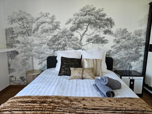 - une chambre avec un lit arboré sur le mur dans l'établissement Grand appt for 7p center city, à Paris