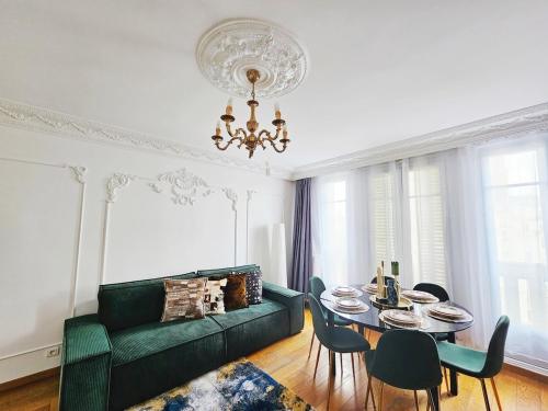 un salon avec un canapé vert et une table dans l'établissement Grand appt for 7p center city, à Paris