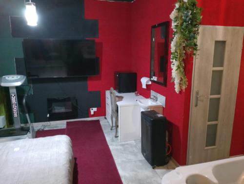 Ένα μπάνιο στο BM apartament SPA jacuzzi & sauna na WYŁĄCZNOŚĆ