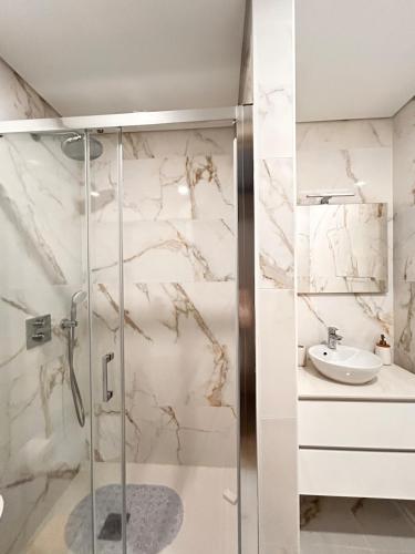 un baño con ducha y lavabo en Nina da Nazare, en Nazaré