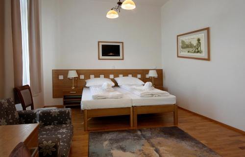 מיטה או מיטות בחדר ב-Hotel Pod Zeleným Dubem