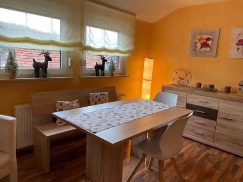 Haus am Kastanienwald في باد بيرغزابيرن: غرفة طعام بها طاولة وكراسي