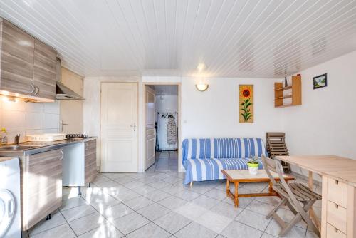 une cuisine et un salon avec un canapé et une table dans l'établissement Appartement 2 pièces, plain-pied, équipé, avec parkings, Réservation minimum 3 nuits, à Béziers