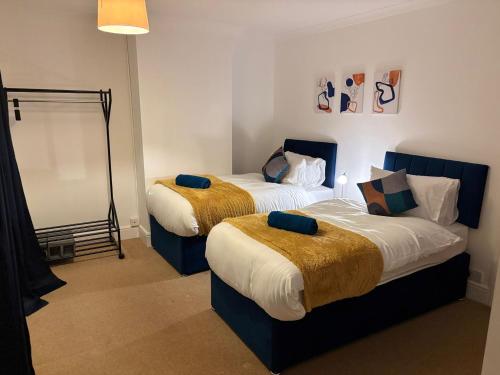 Ένα ή περισσότερα κρεβάτια σε δωμάτιο στο Cosy 2-bed NR New Cross Hospital