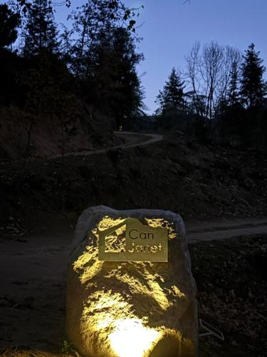 a rock with a sign that says can builder at Masía Can Janet in Arbúcies
