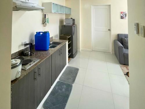 a kitchen with a counter with a blue container in it at Experience OCEAN VIEW Rooms in The Heart Of Manila, Enjoy FREE ACCESS To The POOL, SAUNA, PLUS MASSAGE PROMO In Prime Location Near The US Embassy, NAIA, Makati, BGC, Mall of Asia, And Chinatown This Is A Limited-Time Offer, Book Now in Manila