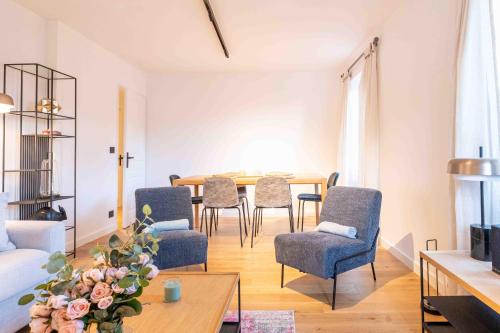 un salon avec une table et des chaises dans l'établissement La Flanerie Pedestrian Street Annecy, à Annecy