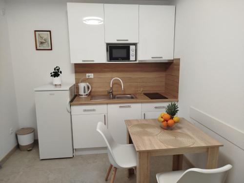 Kuchyň nebo kuchyňský kout v ubytování Apartmani - sobe Ćosić