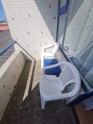 two white benches in a building with a window at NEW HOTEL CRUZ DEL SUR in Concepción