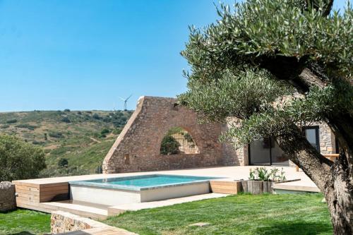 une maison avec une piscine dans une cour dans l'établissement Le Mas du Mas d' Antonegre, à Montbazin