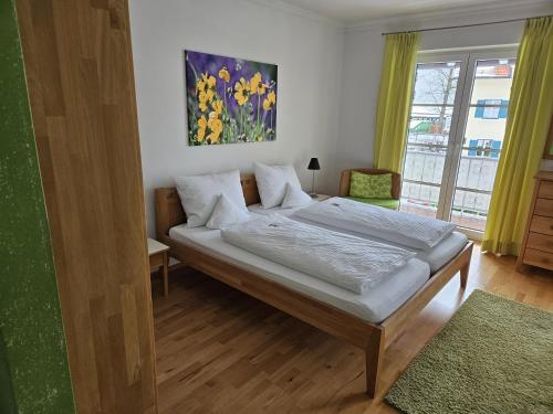 a bedroom with a bed and a painting on the wall at Haus Sibylle in Bad Tölz