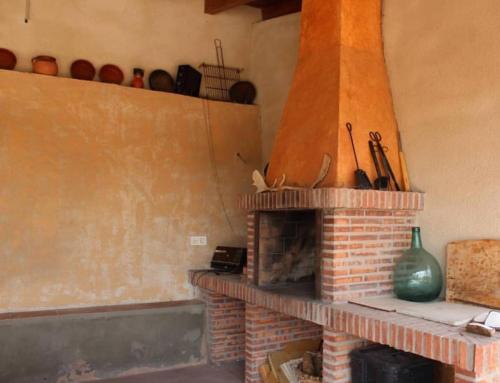 un camino in mattoni in soggiorno con di Casa Los Lagares a Peral de Arlanza