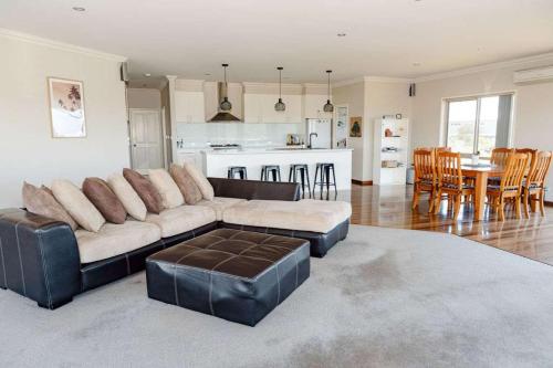 12 Apostles Beach Houseにあるキッチンまたは簡易キッチン