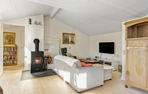 Una televisión o centro de entretenimiento en Beautiful Home In Ølsted With Wifi