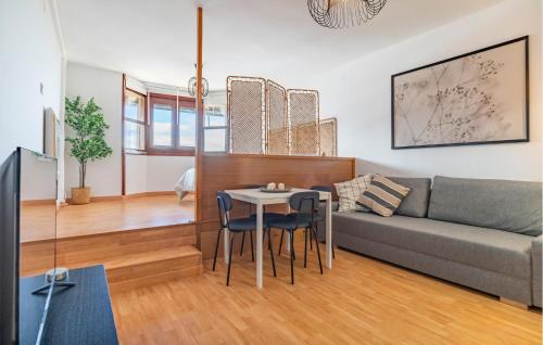 una sala de estar con un sofá y una mesa en Cozy Apartment In Monachil With Wifi, en Monachil