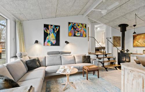 MariagerにあるCozy Home In Mariager With Wifiのソファとテーブルのあるリビングルーム