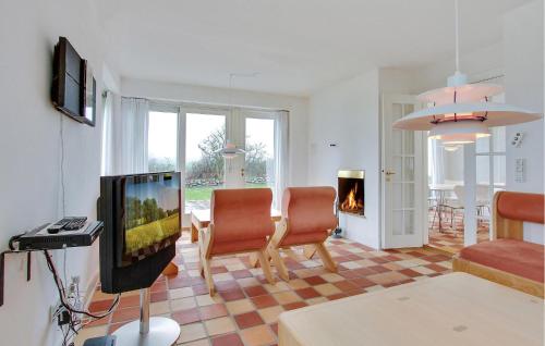 TV a/nebo společenská místnost v ubytování Nice Home In Humble With Sauna