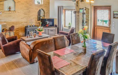una sala da pranzo con tavolo e sedie di Superb Gite With Jacuzzi a Eringhem