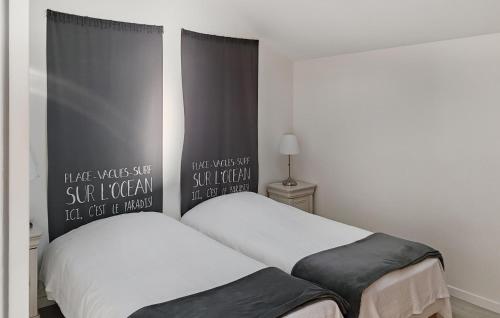 une chambre avec deux lits et une fenêtre dans l'établissement Amazing Home In La Gueriniere With Wifi, à La Guérinière