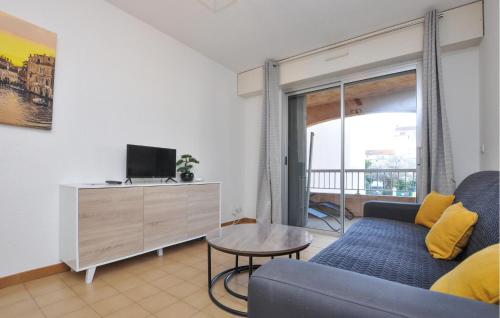 un salon avec un canapé et une télévision dans l'établissement Amazing Apartment In Fréjus With Wifi, à Fréjus