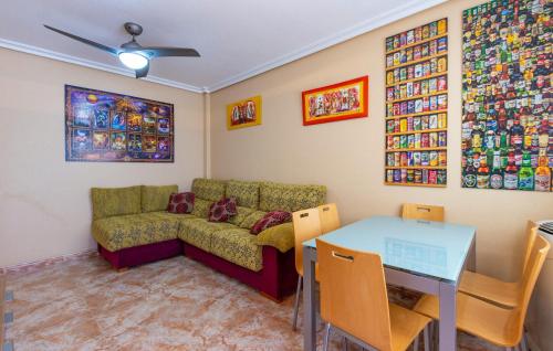ein Wohnzimmer mit Sofa und Tisch in der Unterkunft Beautiful Home In Pilar De La Horadada in Pilar de la Horadada