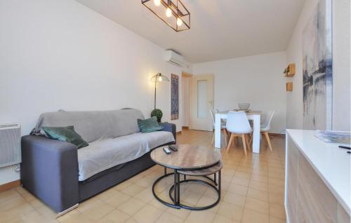 un salon avec un canapé et une table dans l'établissement Nice Apartment In Fréjus With Wifi, à Fréjus