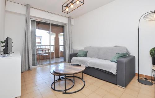 Posezení v ubytování Nice Apartment In Fréjus With Wifi