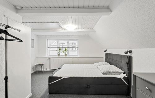 Postel nebo postele na pokoji v ubytování Gorgeous Home In Rudkøbing With Wifi