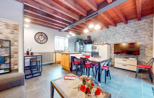 une cuisine et un salon avec une table et des chaises dans l'établissement 3 Bedroom Lovely Home In La Douze, à La Douze