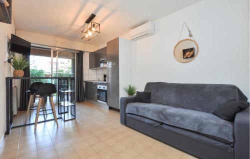 un salon avec un canapé et une cuisine dans l'établissement Nice Apartment In Fréjus With Wifi, à Fréjus